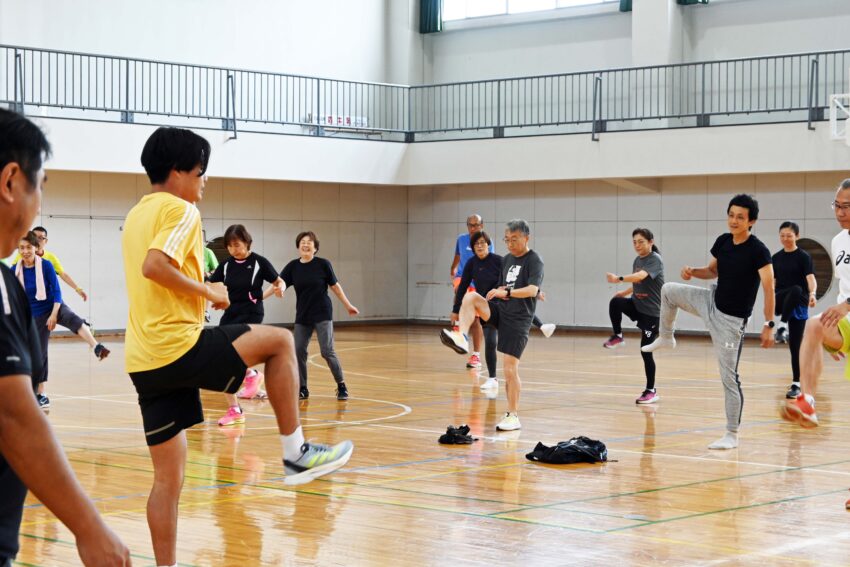 陸上競技協会指導員から走り方などを学ぶ市民ランナー