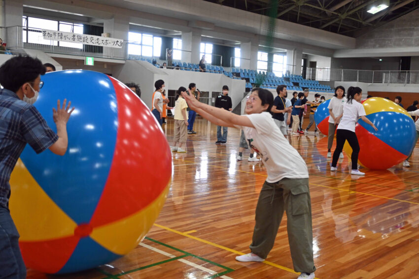 「転がせデカボール」競技で奮闘する参加者