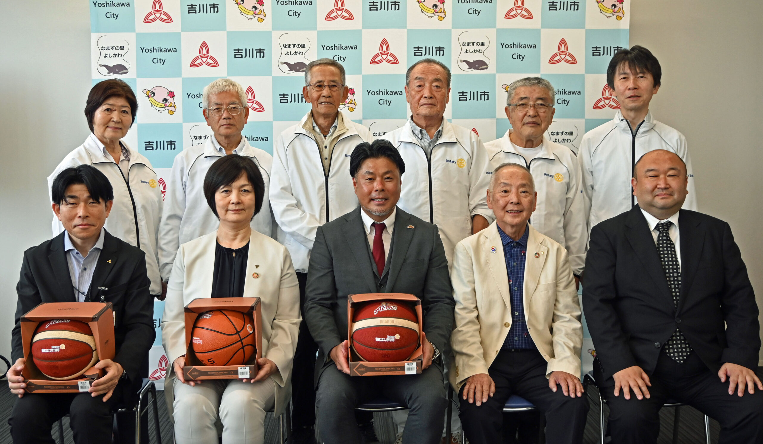 吉川市役所で行われたバ スケットボールの寄贈式
