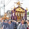 町内を渡御する神輿