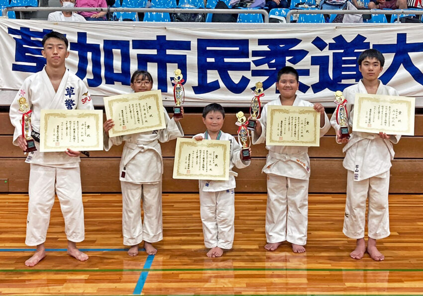 東武よみうり新聞社賞の漆田、近藤、掛川、小林、石山の各選手（左から）