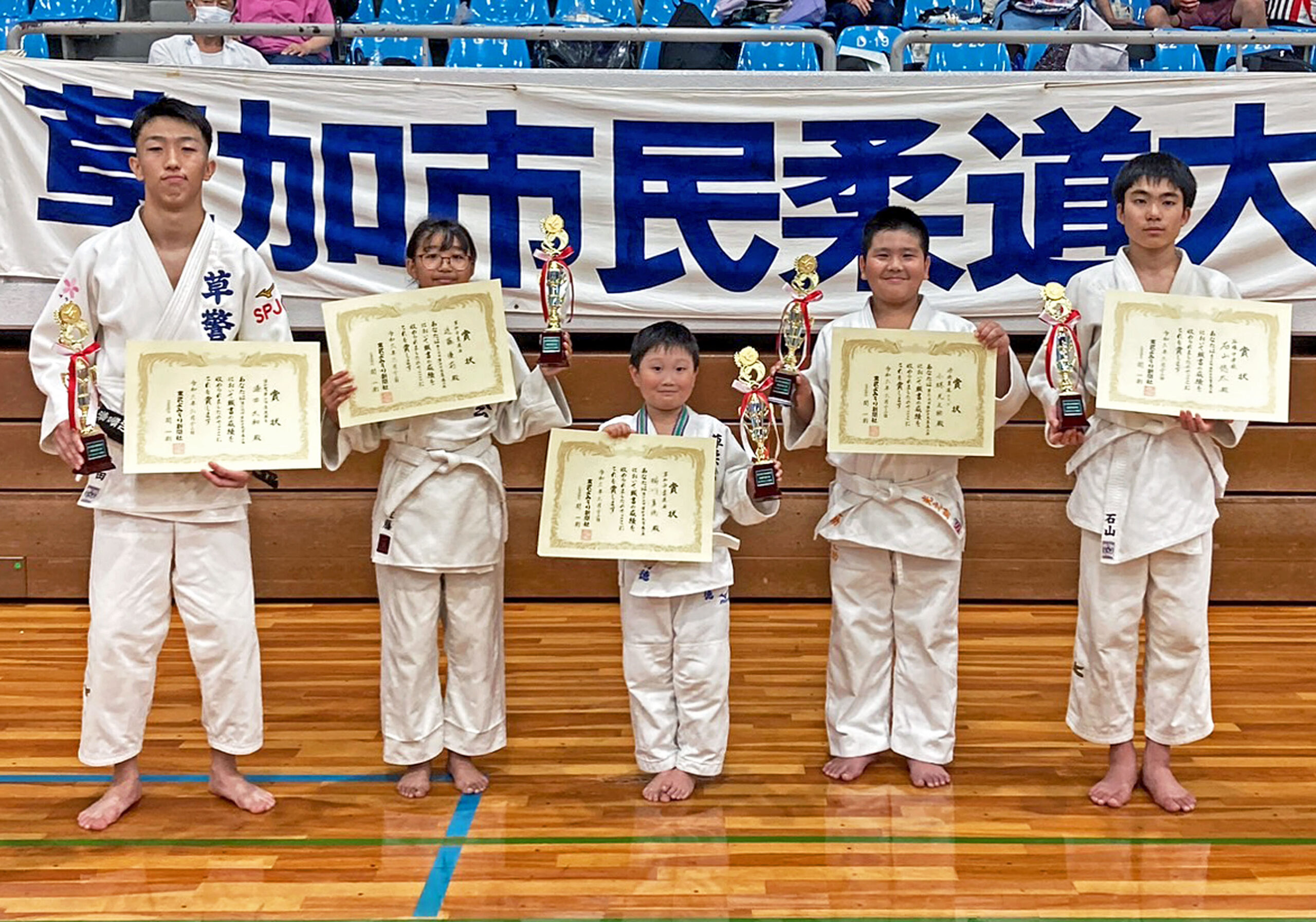 東武よみうり新聞社賞の漆田、近藤、掛川、小林、石山の各選手（左から）