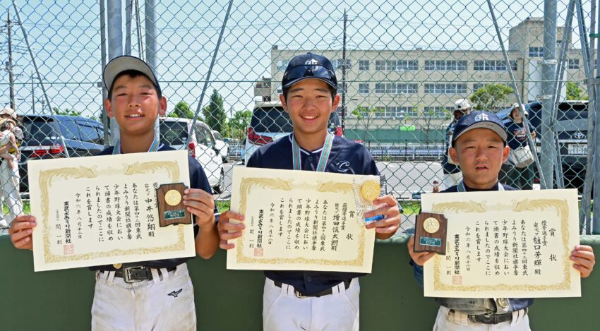 ＭＶＰの山野ガッツ・増田選手（中）、優秀選手賞の樋口選手（右）と中井選手