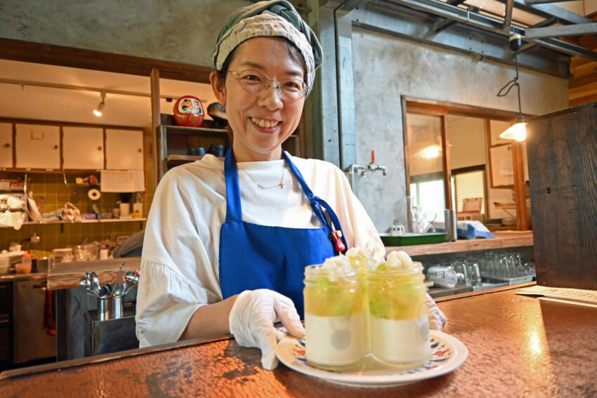 お菓子係の中田さんと提供するメロンのパンナコッタ