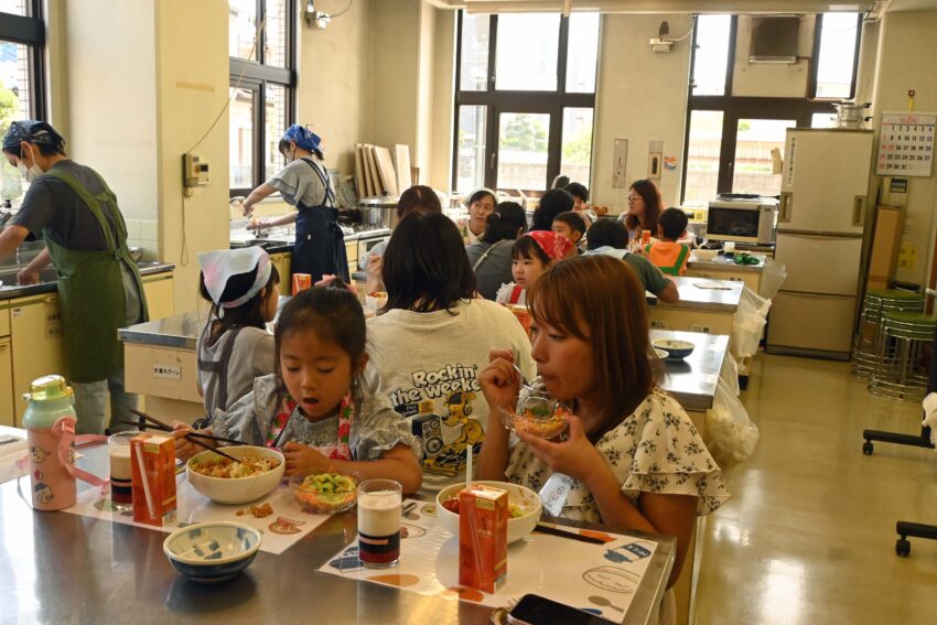 子どもが作った料理を一緒に楽しむシングルマザーの母親たち