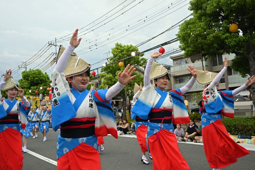 壮麗な流し踊りを披露する「よみうり大花連」