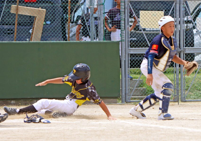 一回裏に逆転のホームを踏む長栄タイガースの木幡選手