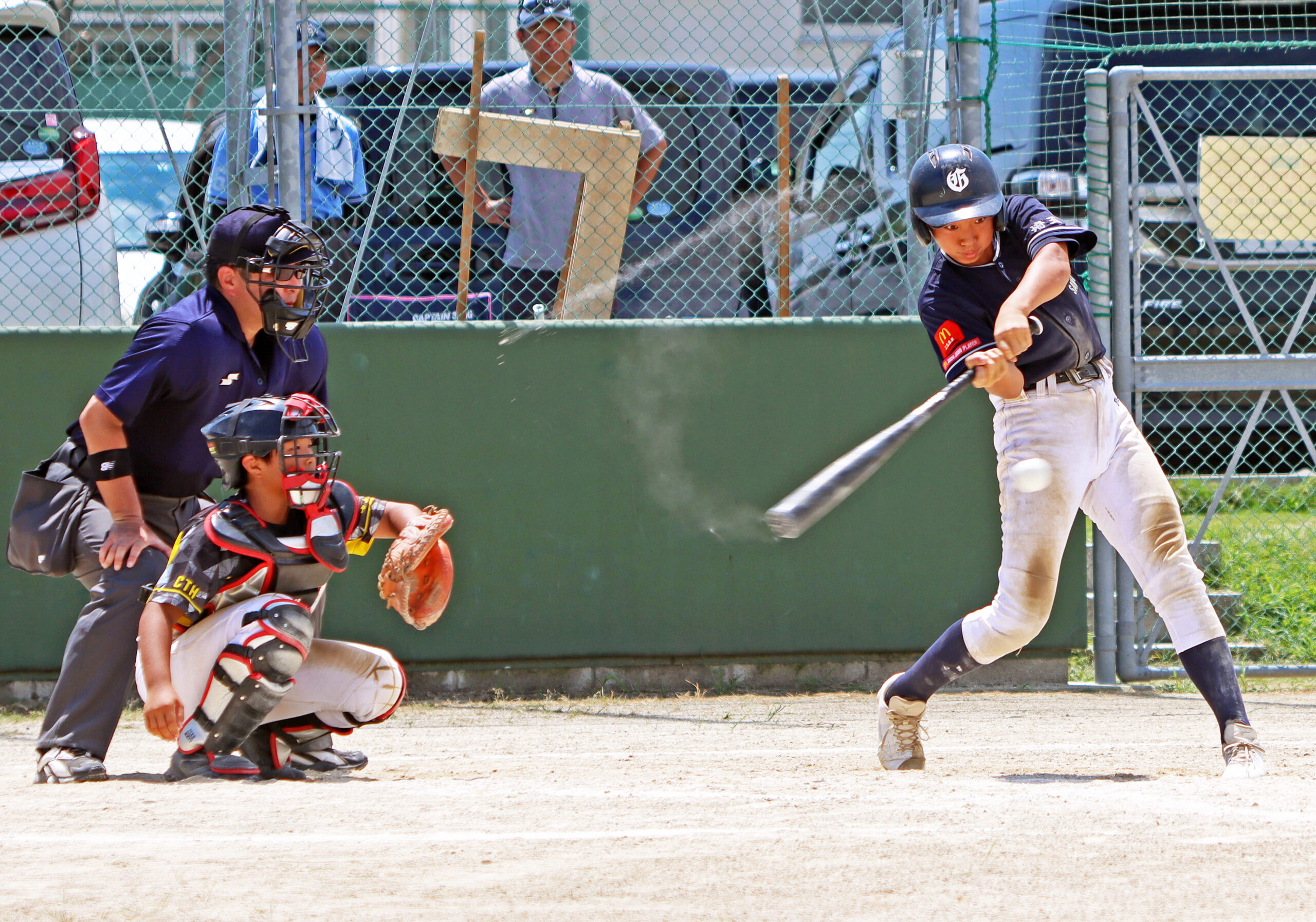 決勝戦で球審を務める美濃さん（左）