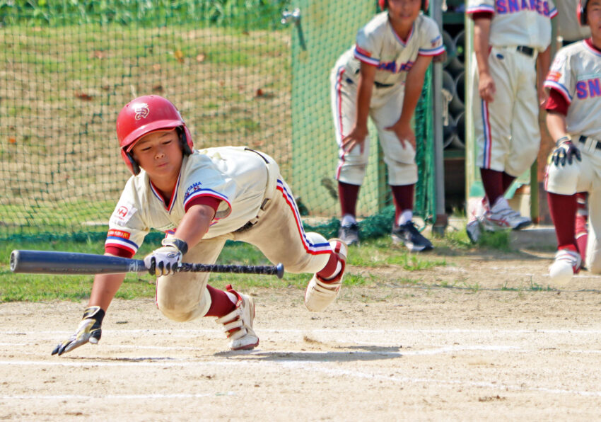 決勝一回裏、バントを成功させる間久里の内田選手