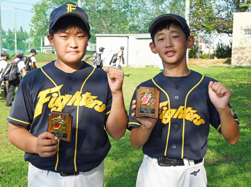 優秀選手賞の宮沼・荒井選手（右）と染谷選手（左）