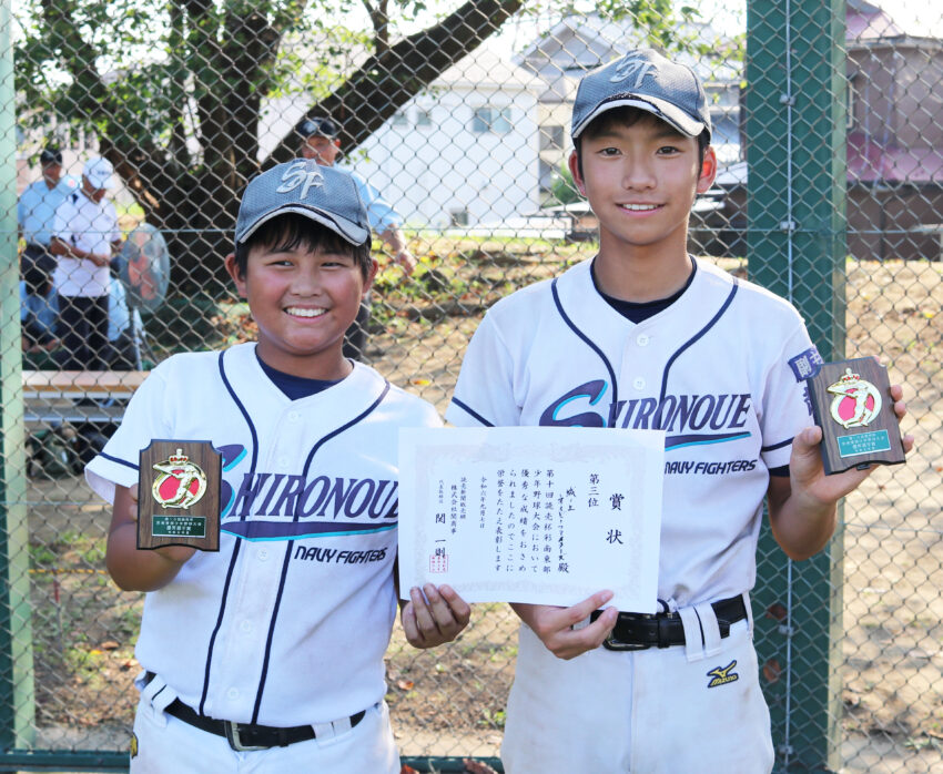 優秀選手賞の城ノ上・高橋選手（右）と田村選手（左）