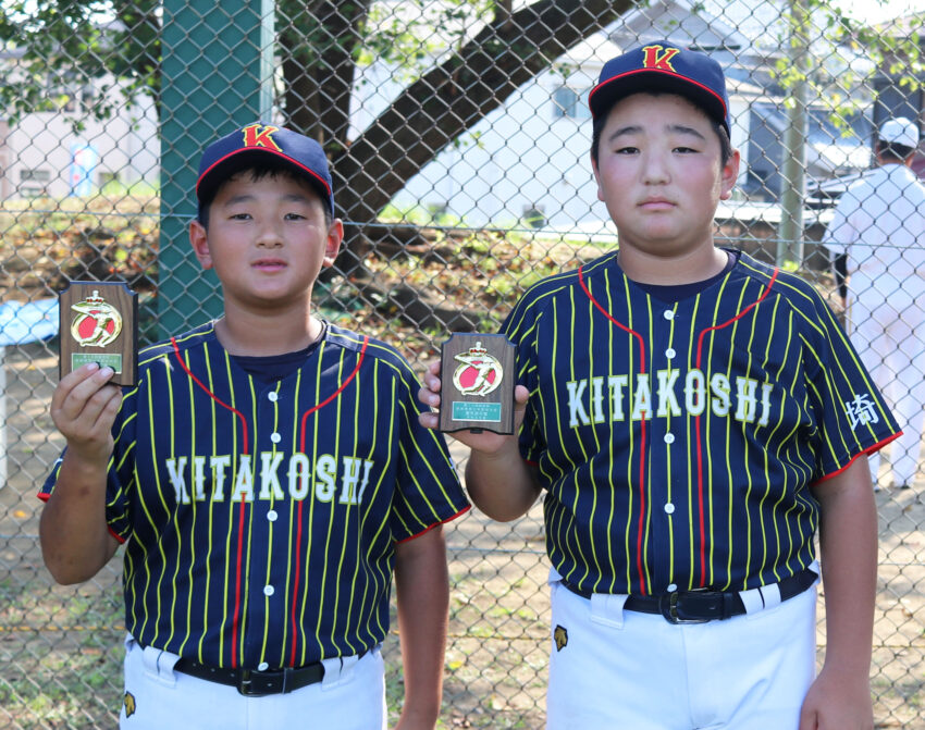 優秀選手賞の北越谷・戸張選手（右）と石川選手（左）