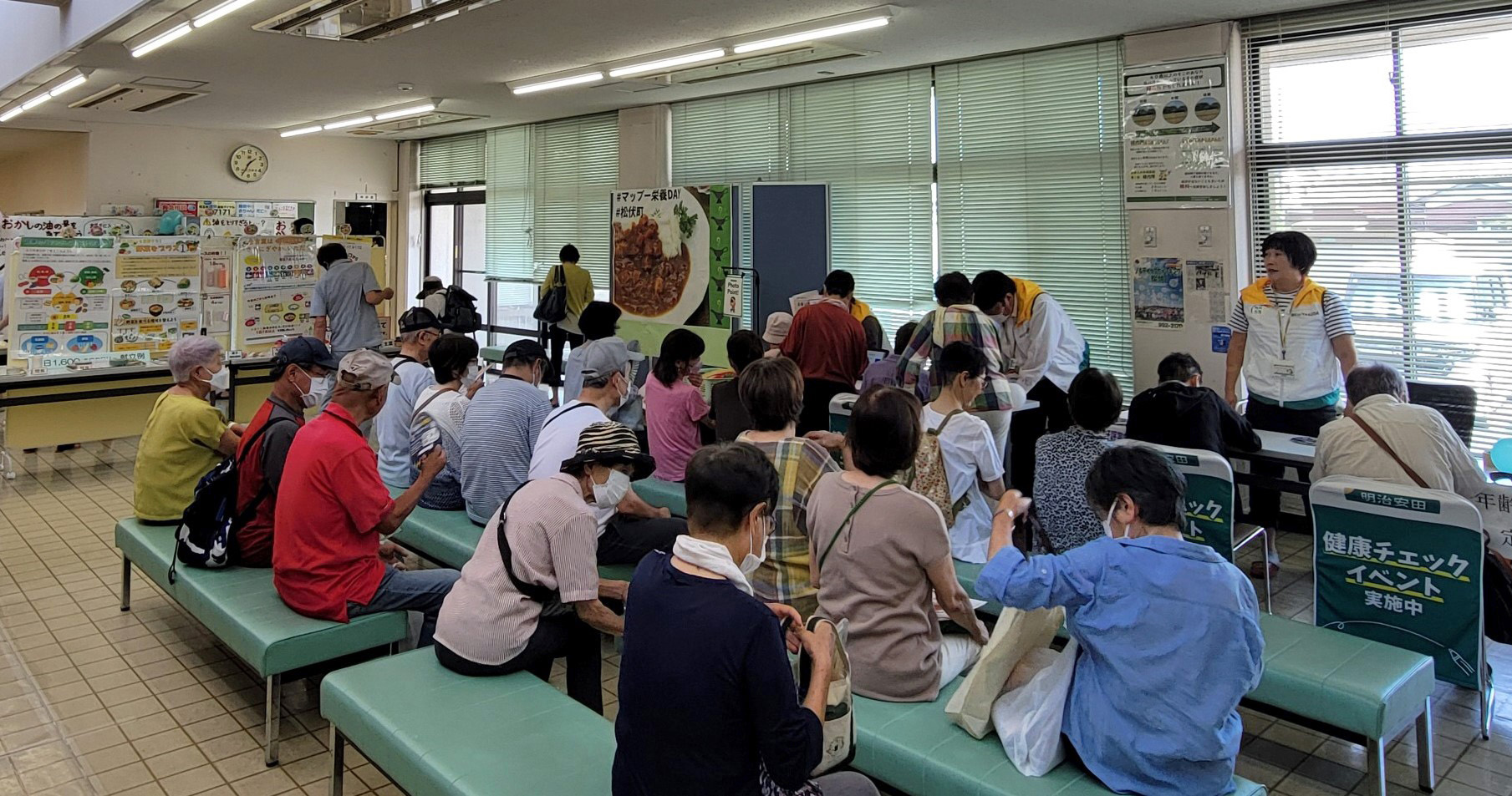 「マップー栄養ＤＡＹ」 で血管年齢測定や野菜の摂取量計測をする参加者