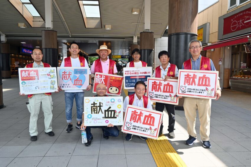 北越谷駅前で献血を呼
びかけた越谷ライオン
ズクラブのメンバー