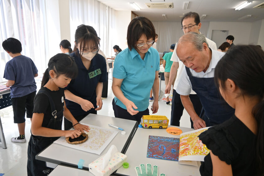 「子ども大学よしかわ」で版画制作に挑戦する児童たち