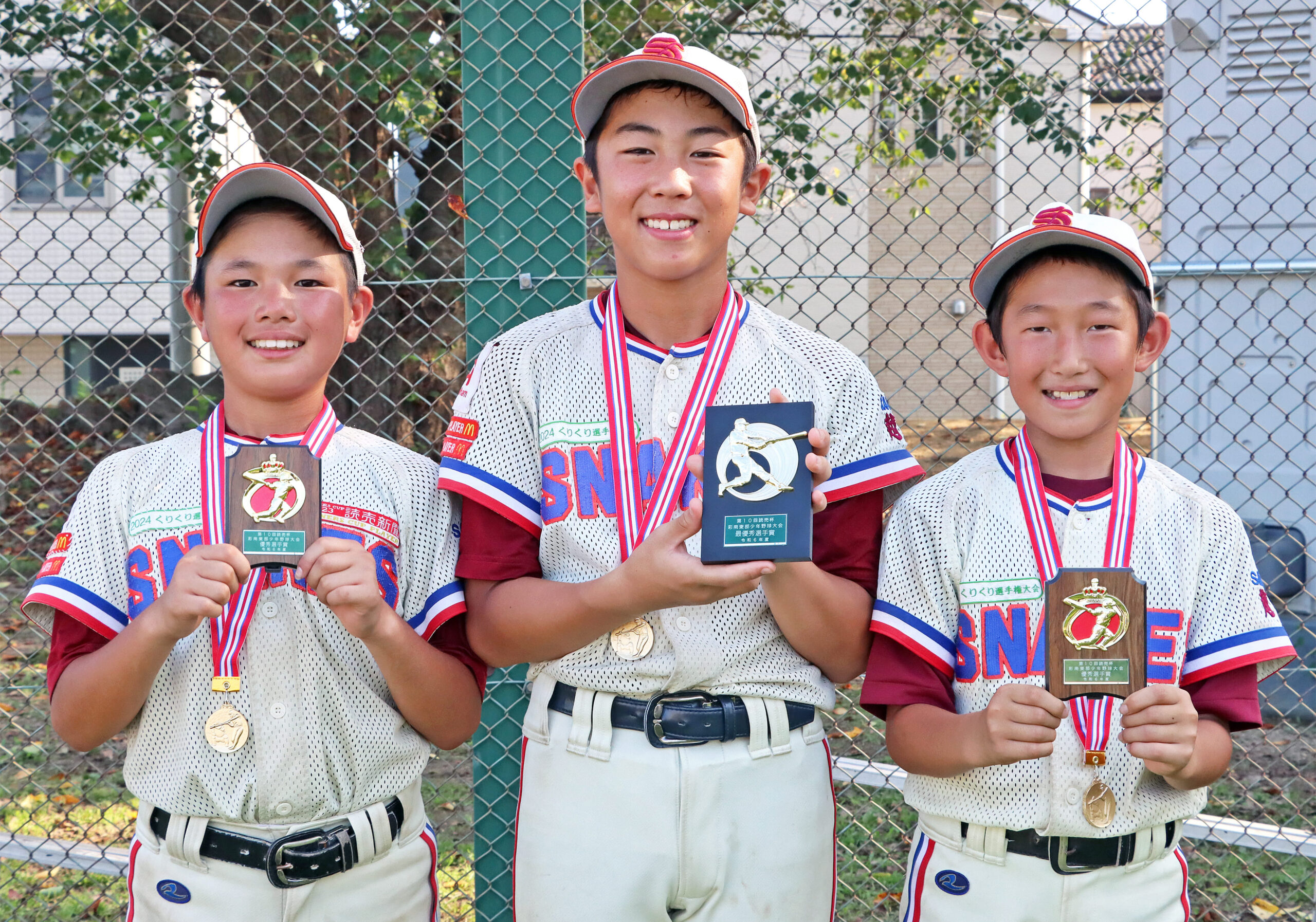 ＭＶＰの間久里・鈴木選手（中央）と優秀選手賞の桒原選手（右）と久野選手（左）