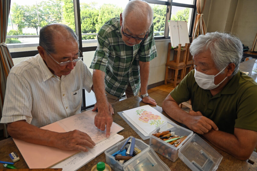 木版画の制作に取り組む
「朴の木」のメンバー