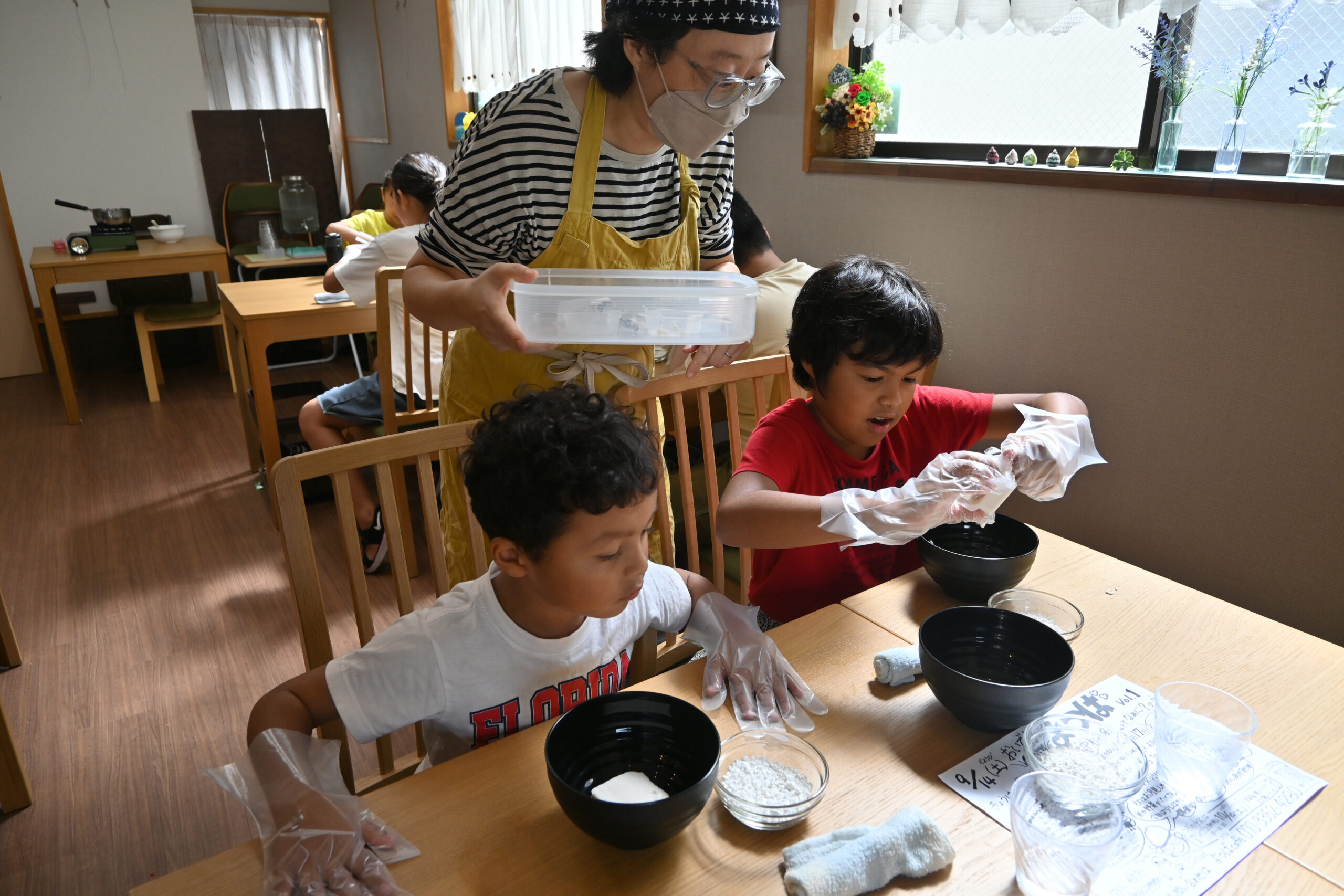 お月見団子作りに挑戦する子どもたち