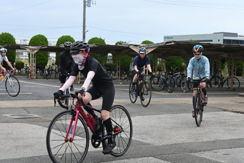 スイムを終え、バイク競技に出発する参加者たち