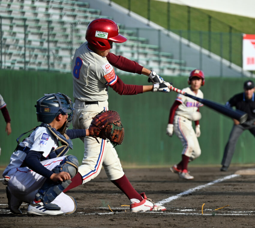 三回表、左越え三塁打を放つ間久里の佐藤選手