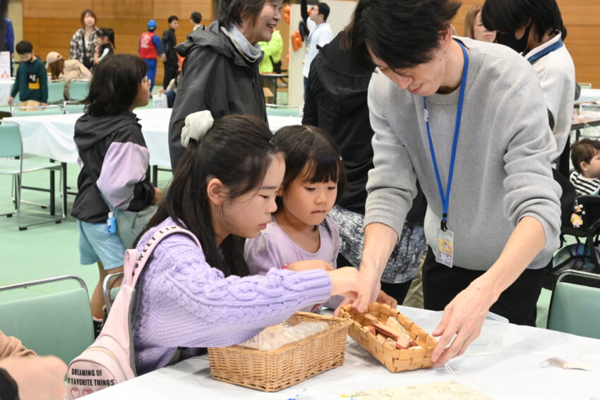 親子連れなどでにぎわう産業フェスタ