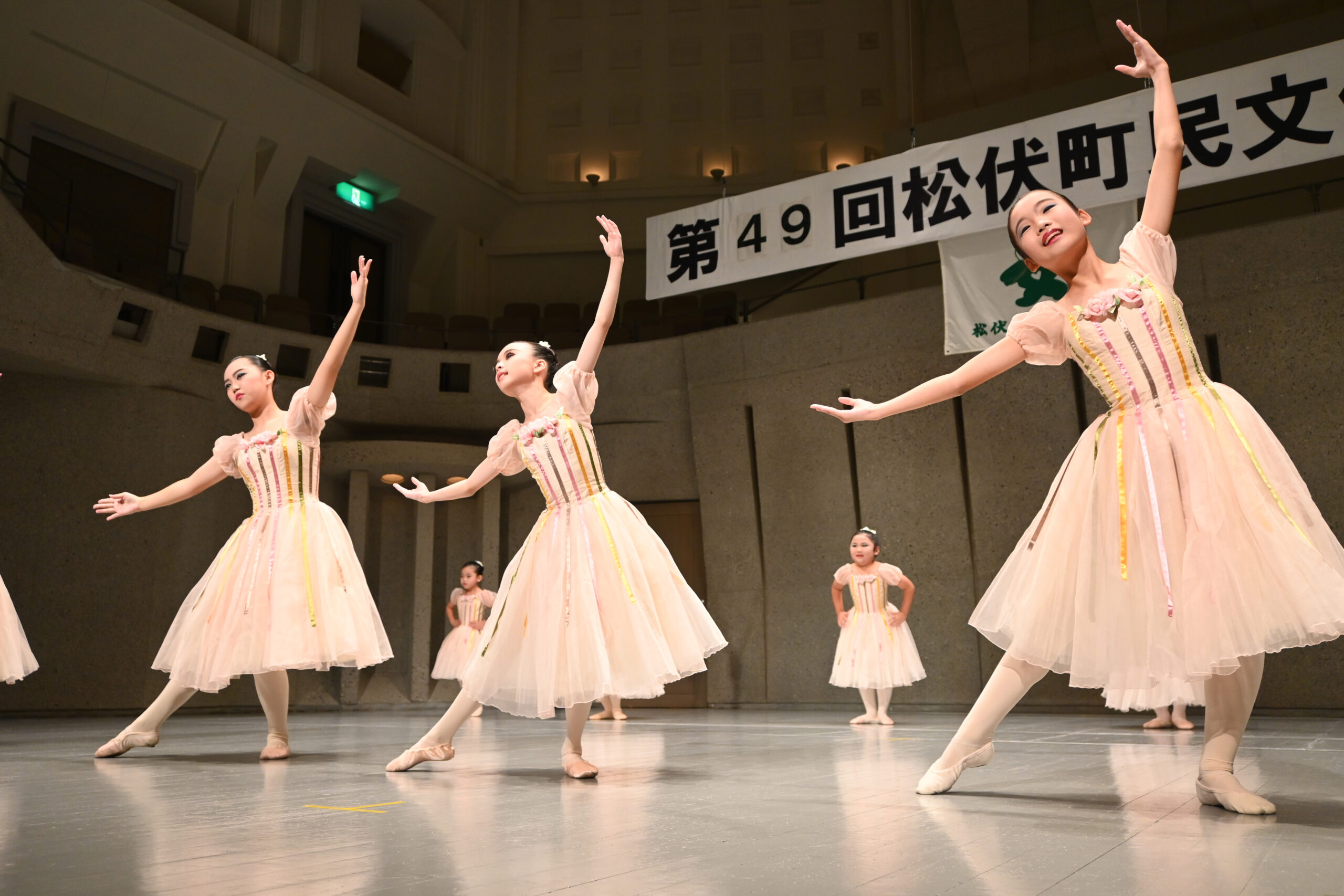 ステージでバレエを 披露する子どもたち