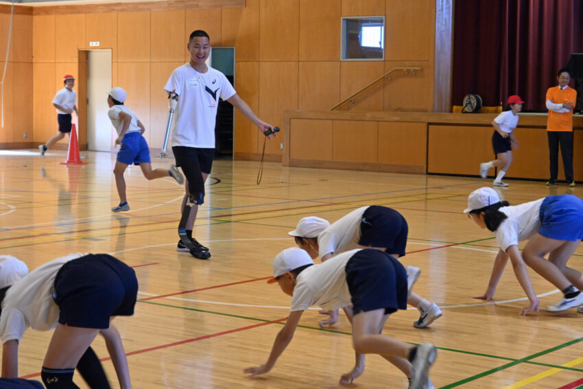 児童たちに「アニマル歩き」を教える池田選手