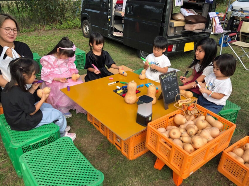 デイキャンプで活動する子どもたち