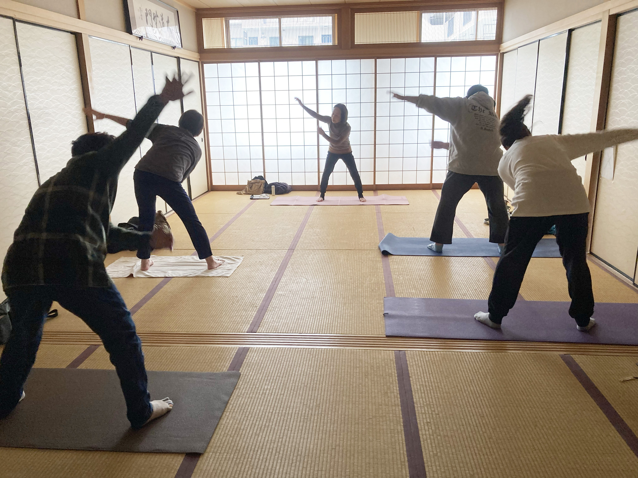 須藤さん（中央）の指導で体を動かすサークルメンバー