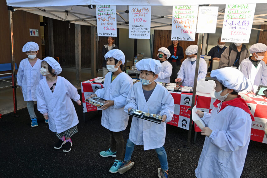 弁当などを販売する北越谷小特別支援学級の児童たち