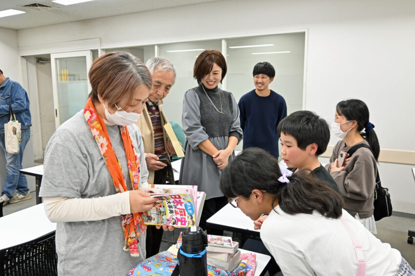 西東社の出版物を見る受講者