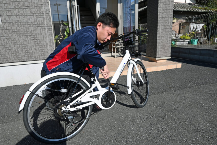 自転車を調整する鈴木さん