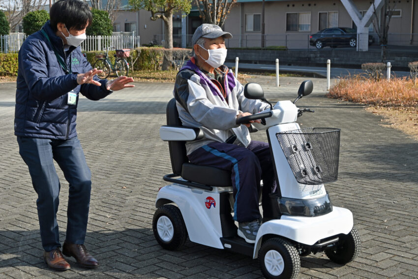 シニアカーに試乗する勉強会の参加者