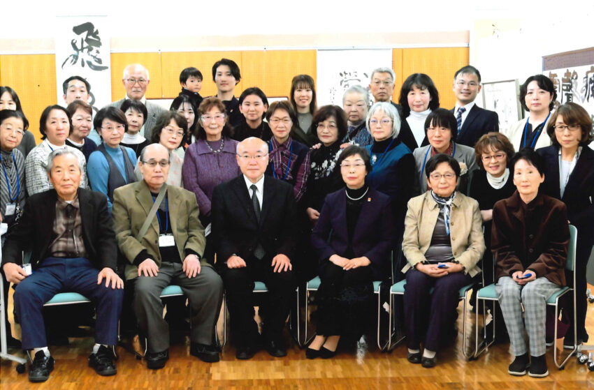 越谷市書道連盟展の受賞者と連盟の役員ら