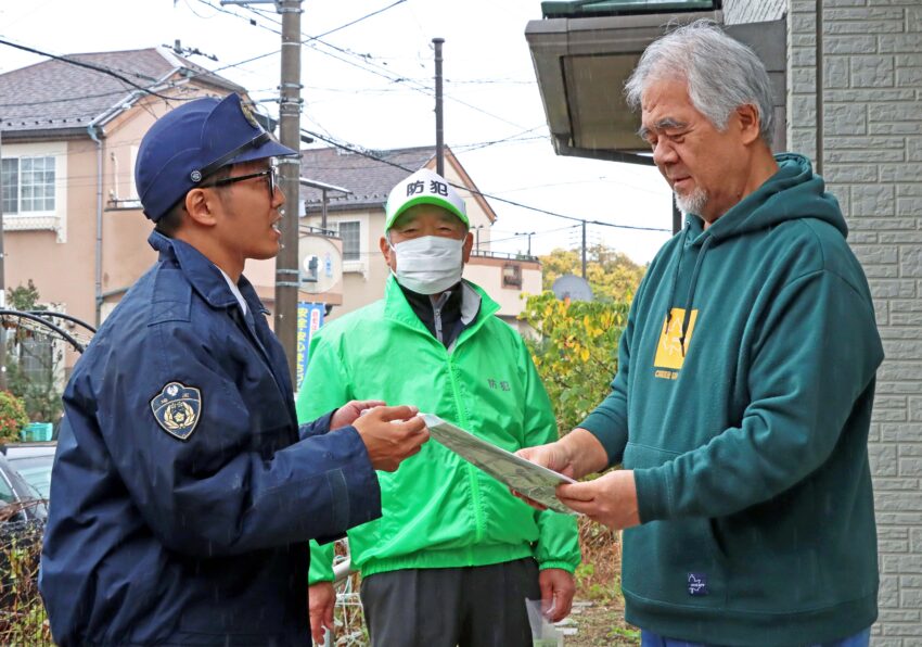 民家を戸別訪問して詐欺被害防止を呼びかける草加署員