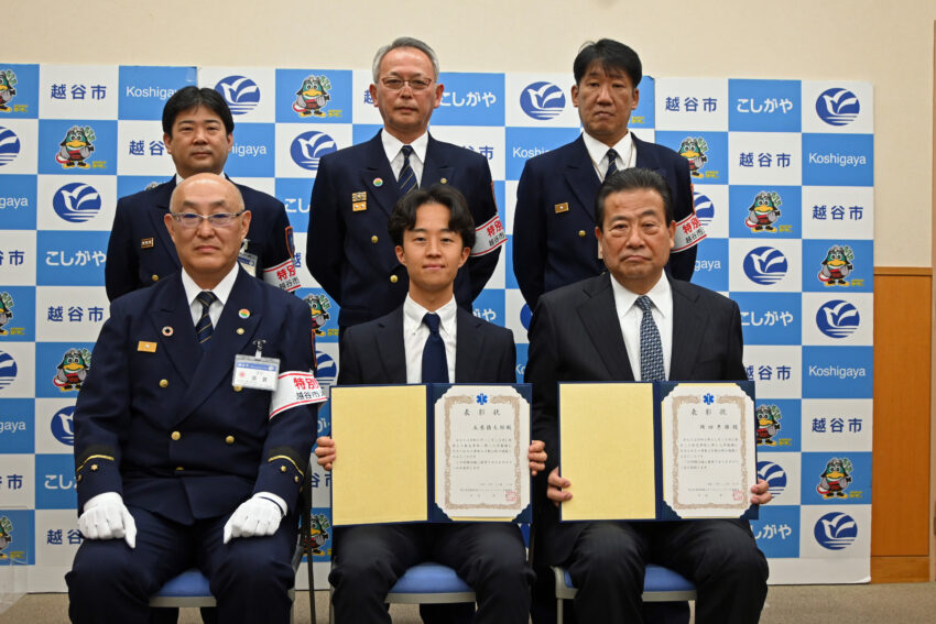 人命救助で感謝状を授与された岡田さんと五來さん（前列右から）