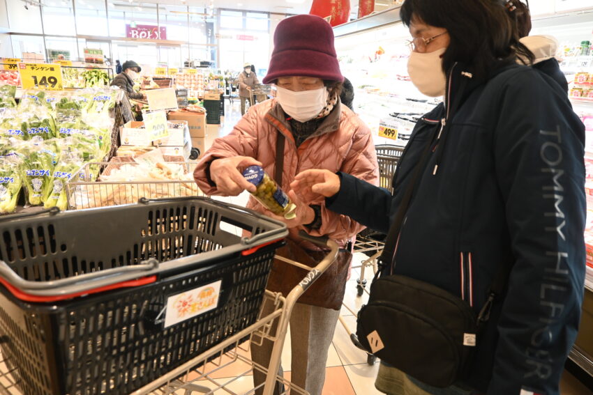 スーパーで買い物を楽しむ住民