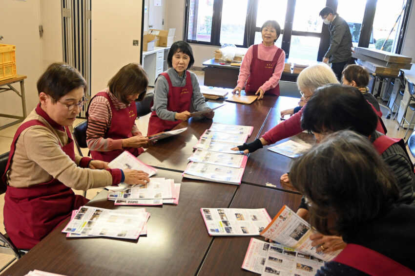 楽しみながら作業する山﨑さん（左から４人目）ら「スマイル」のメンバー