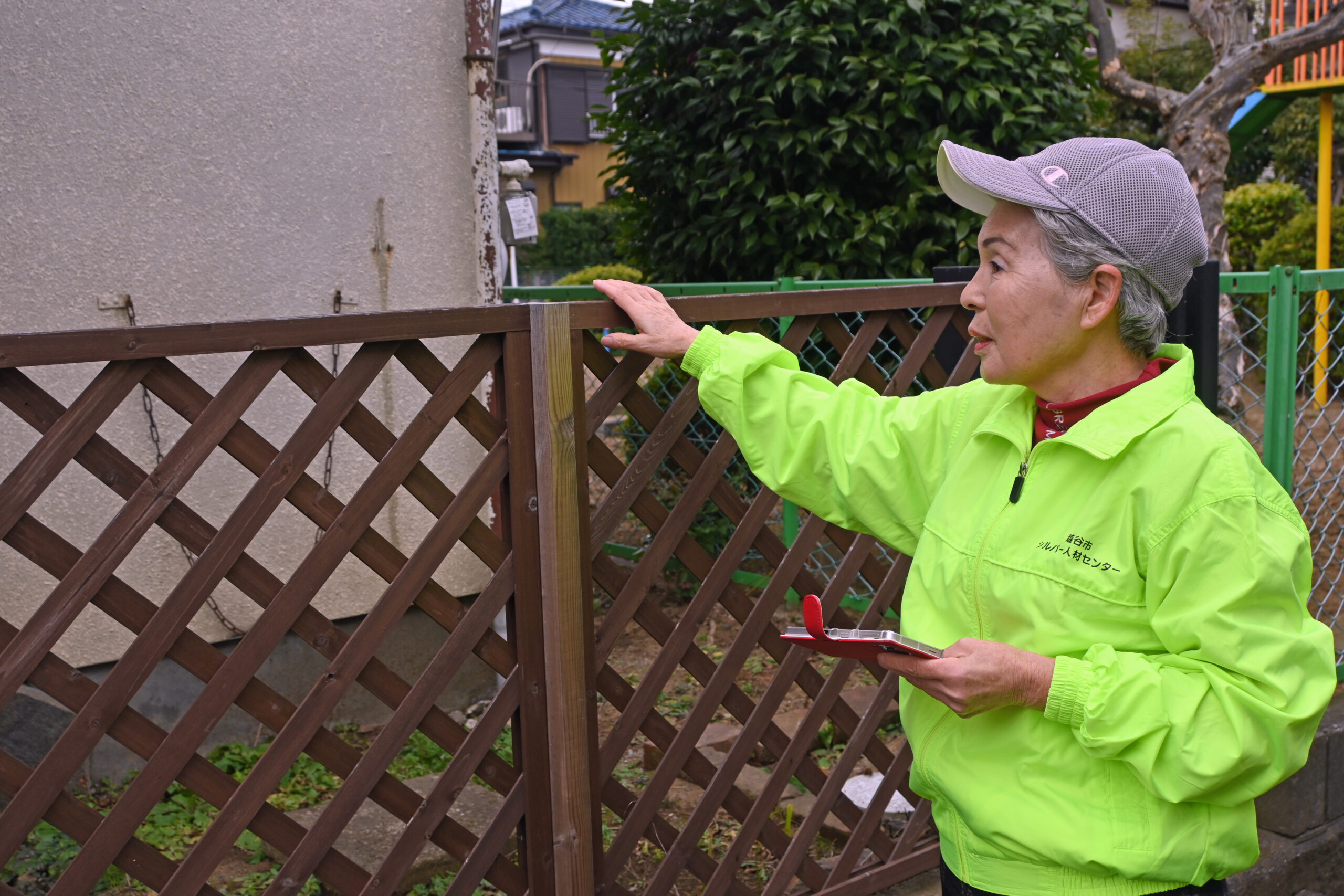 越谷市内の空き家を見回る立澤さん