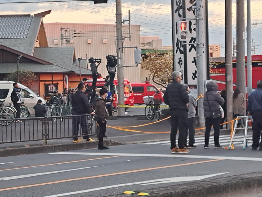 心配そうに見守る近隣住民たち