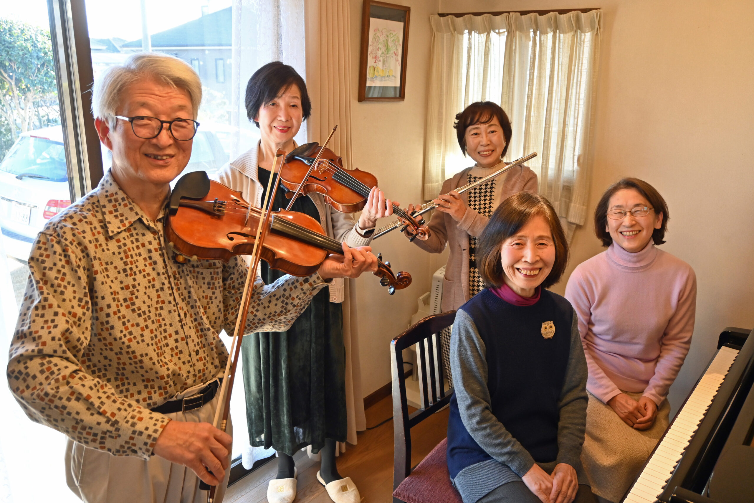 コンサートに向けて練習に励む木村博さん、加藤貴美子さん、及川佳美さん、木村睦子さん、勝間洋子さん（左から）