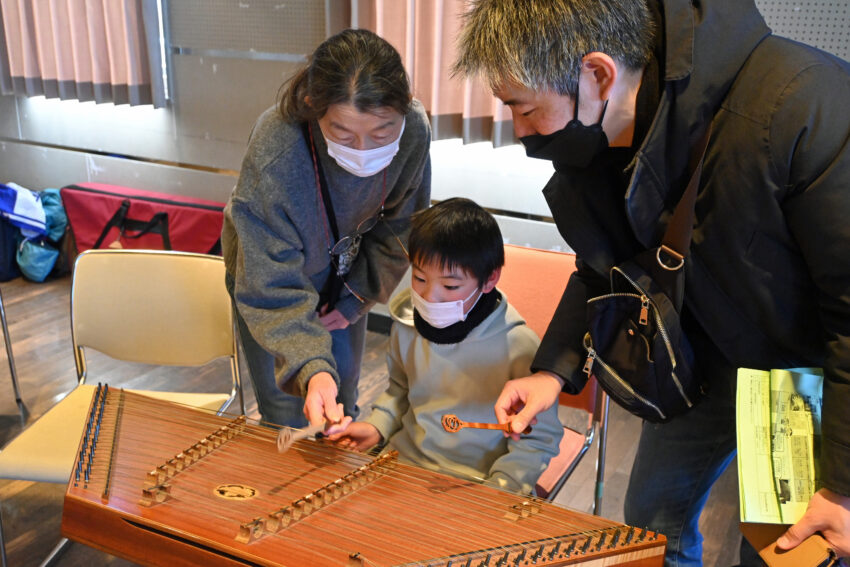 ハンマーダルシマーの演奏に挑戦する子どもら