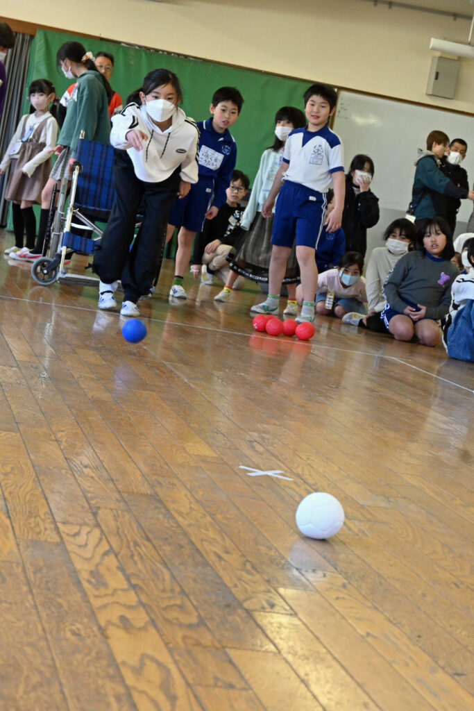 ボッチャで対戦する桜井南小の児童たち