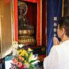 林泉寺でご開帳された木造伝正観音菩薩坐像に手を合わせる参拝者